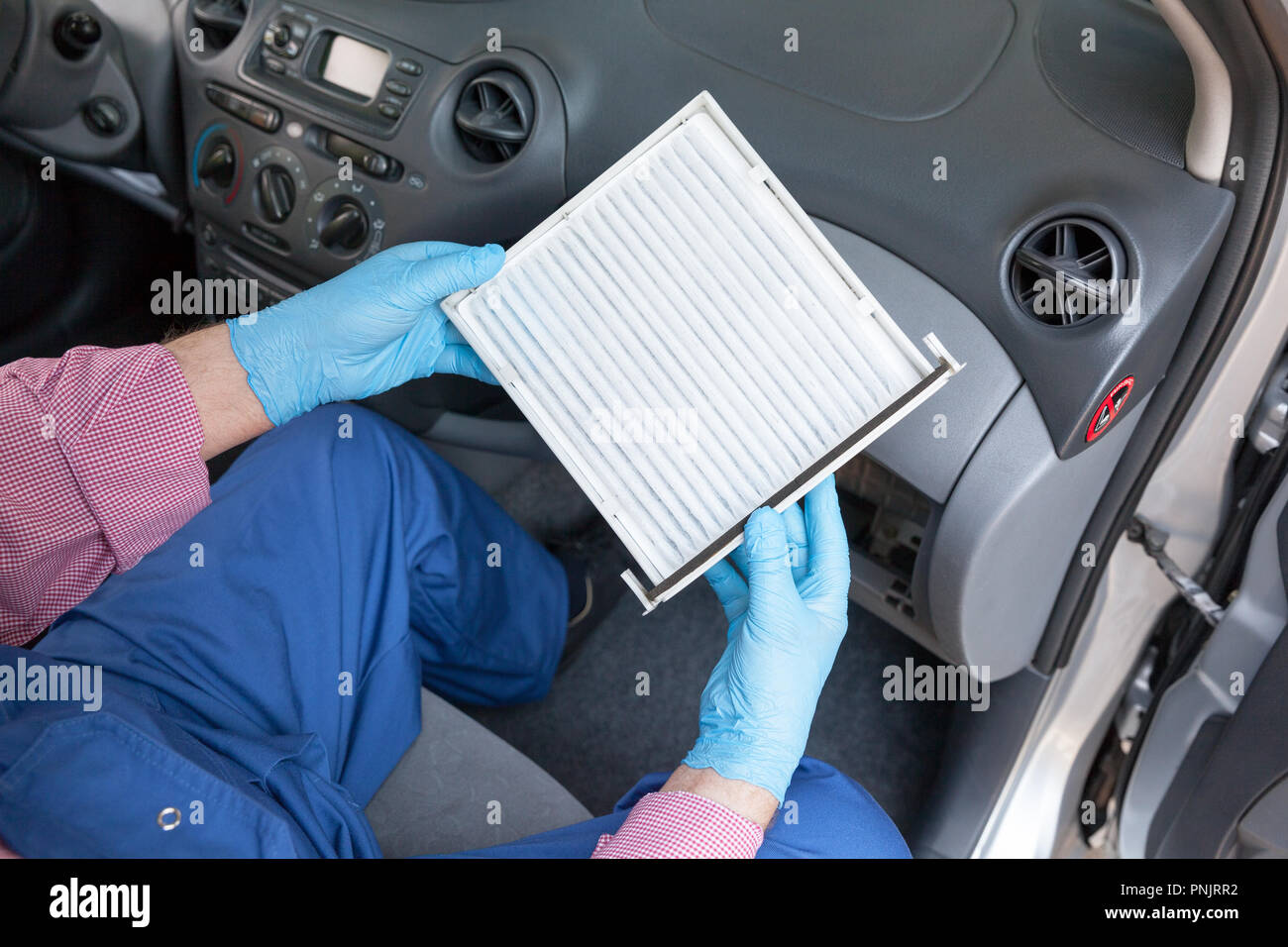 New car cabin air filter. Auto mechanic holding clean pollen filter of a  vehicle Stock Photo - Alamy