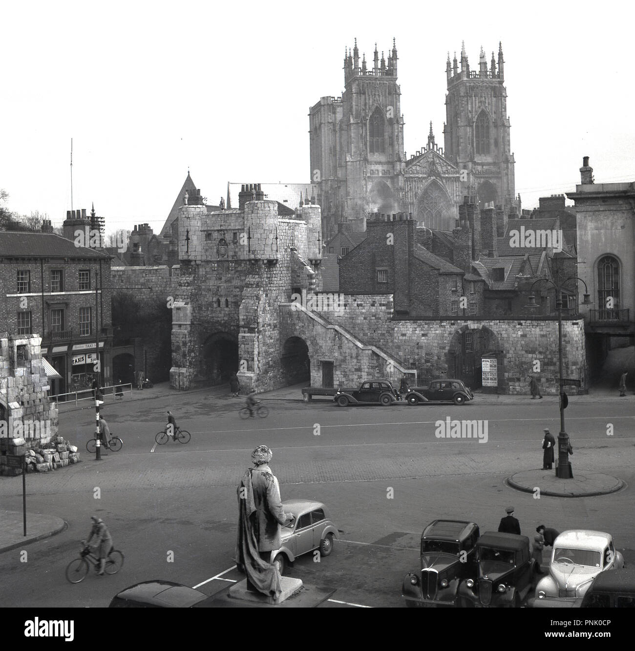 1950, historical picture by J Allan Cash of the cathedral church in York, England, York Minster and Bootham 'bar', the medieval gateway on the northern part of the the city walls and which is is the oldest of the city's four defensive bastions. Stock Photo