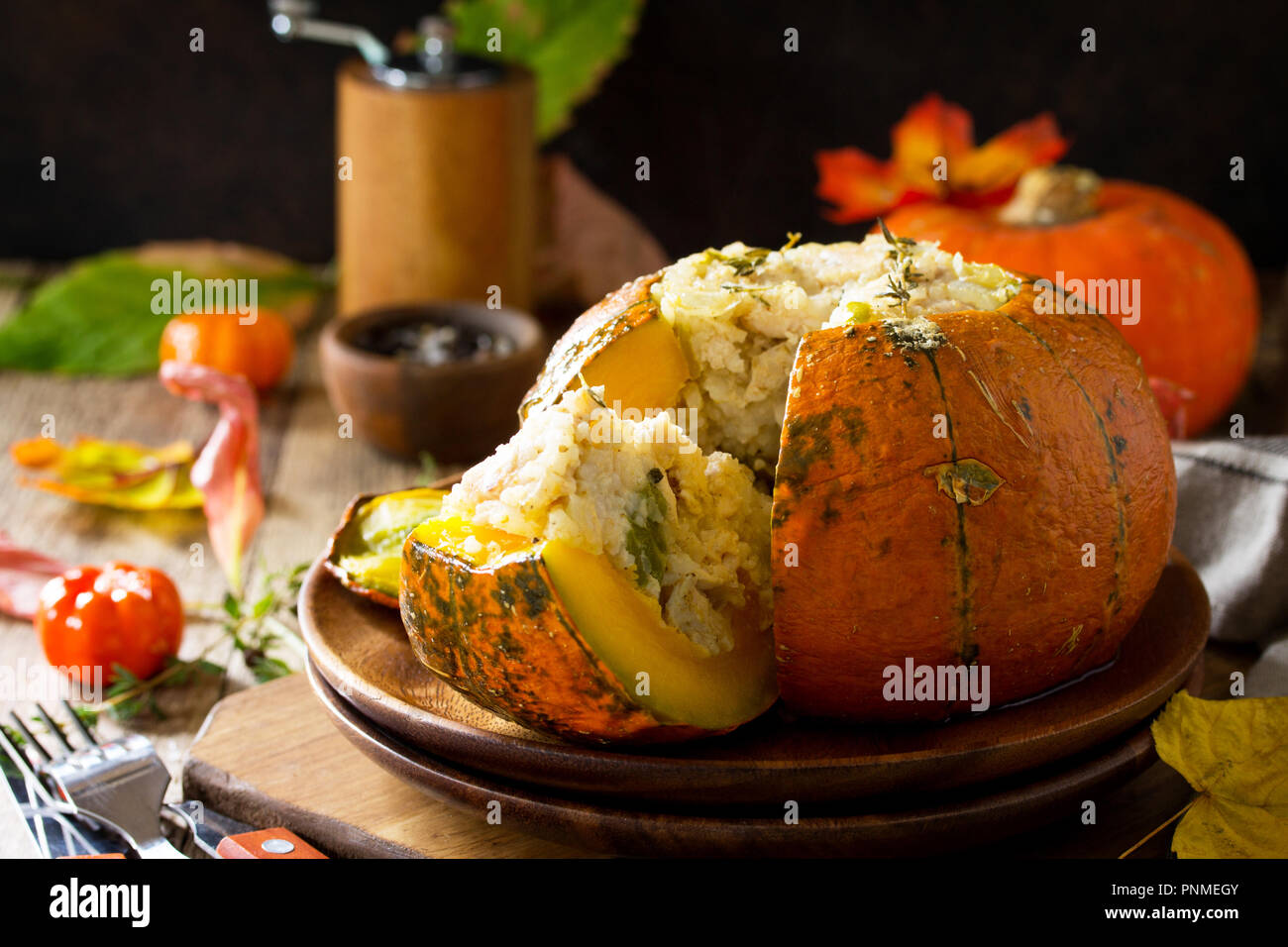 Запеченная картошка с тыквой. Фаршированная тыква. Осенние блюда. Необычные осенние блюда. Осенний стол блюда.