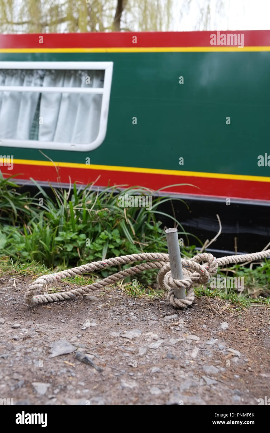 Boat tied up on canal hi-res stock photography and images - Alamy