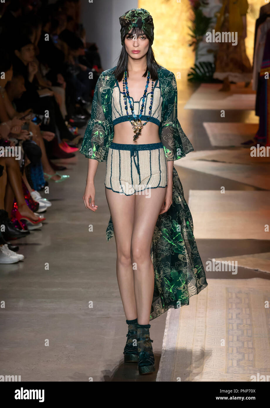 Watch Anna Sui SpringSummer 2019 Collection – New York Fashion Week video Watch Anna Sui SpringSummer 2019 Collection – New York Fashion Week video