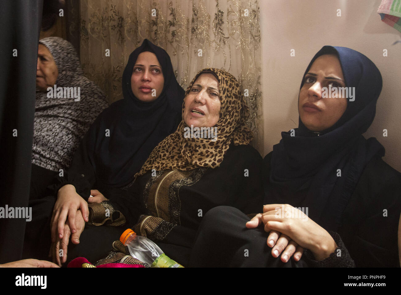 Gaza City, The Gaza Strip, Palestine. 22nd Sep, 2018. Relatives of Palestinian Karim Kallab, killed during a demonstration near the border between Israel and Gaza, mourning at his funeral in Gaza City, 22 September 2018. Credit: Mahmoud Issa/Quds Net News/ZUMA Wire/Alamy Live News Stock Photo