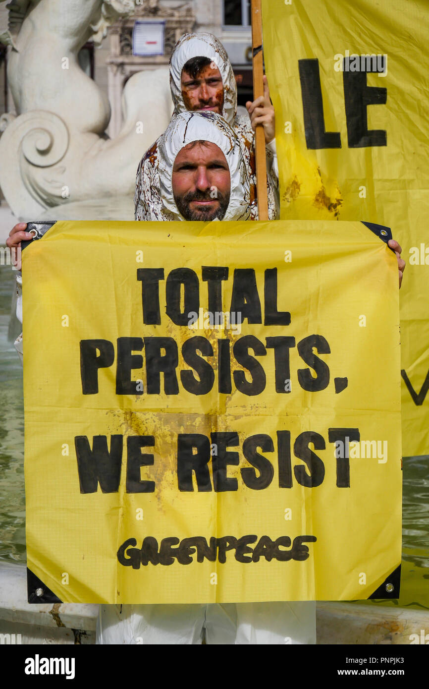 Lyon, France, september 22nd 2018: As part of a national Day of action organized by Greenpeace France and ANV-Cop21 (Non-Violent Action Cop21), a group of environmental defense activists occupy Jacobins fountain in Lyon (Central-Eastern France) on september 22, 2018, to protest against the suspected destruction of the Amazonian reef due to the fossil energy exploitation by Total Petroleum company. Credit Photo: Serge Mouraret/Alamy Live News Stock Photo