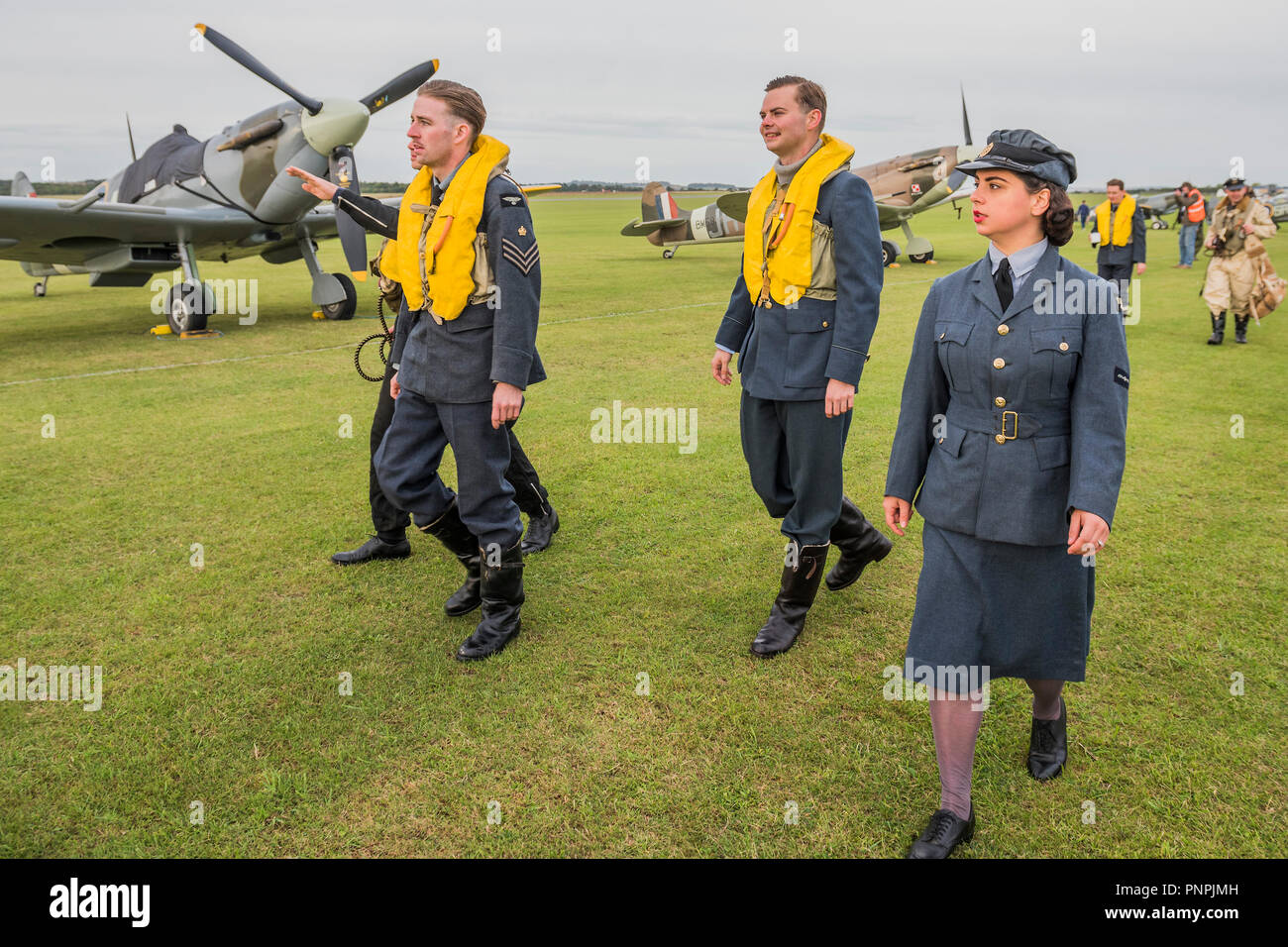 Duxford, UK. 22nd Sept 2018. Re-enactors in World War II uniforms on the  flight line with Spitfires and Hurricanes - The Duxford Battle of Britain  Air Show is a finale to the