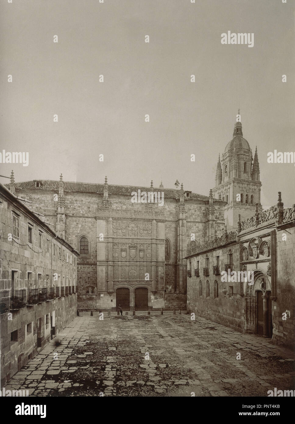 FOTOGRAFIA B/N PATIO DE LAS ESCUELAS MAYORES Y FACHADAS DE LA