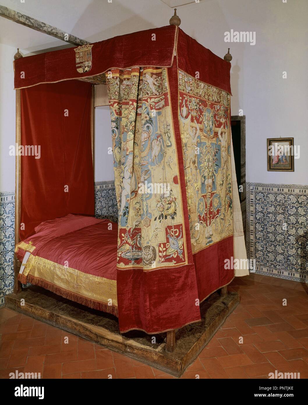 CAMA DE FELIPE II EN LAS HABITACIONES DEL REY EN EL MONASTERIO DEL ESCORIAL  - SIGLO XVI. Location: MONASTERIO-INTERIOR. SAN LORENZO DEL ESCORIAL.  MADRID. SPAIN Stock Photo - Alamy