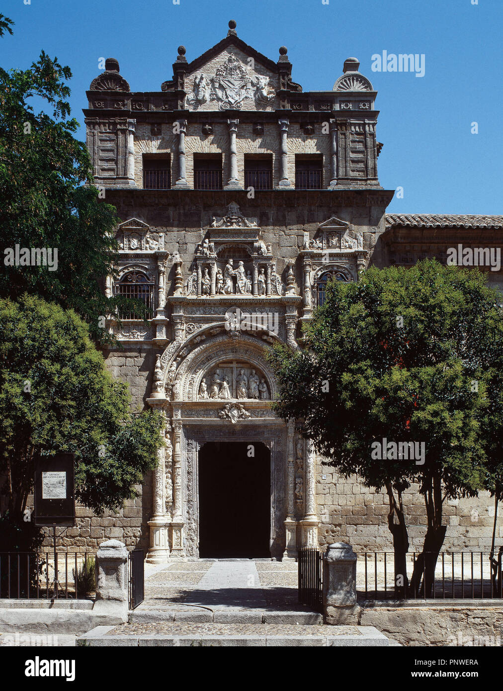 CASTILLA-LA MANCHA. TOLEDO. Vista del HOSPITAL DE SANTA CRUZ. Fundado por el cardenal Pedro GONZALEZ DE MENDOZA, fue construido entre 1504 y 1514 según proyecto de Enrique EGAS. Sede del MUSEO DE SANTA CRUZ. España. Stock Photo