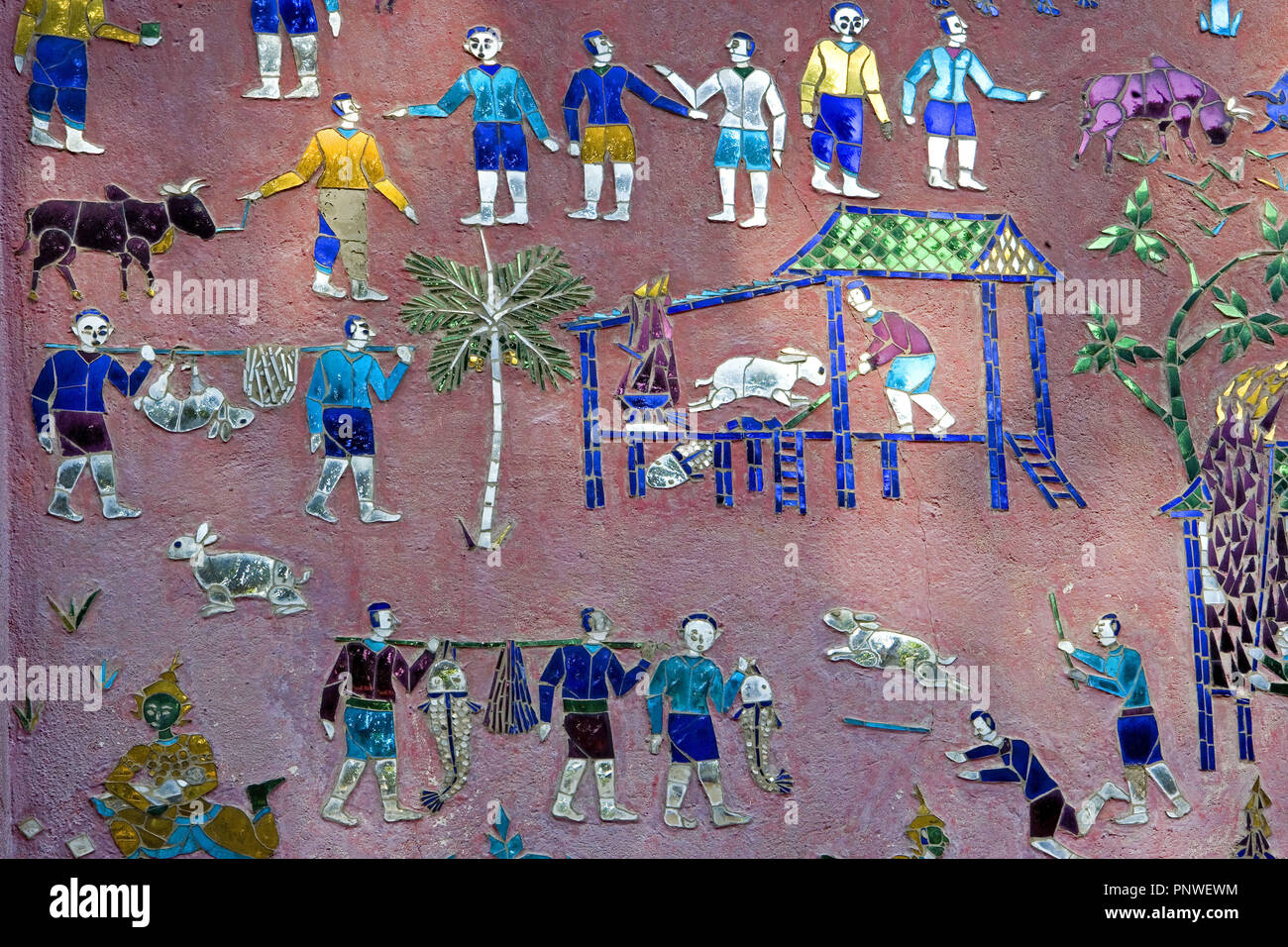 ARTE ASIATICO. LAOS. TEMPLO DE WAT XIENG THONG Construído en el siglo XVI por el rey SETTHATHIRAT (1534-1572). SANTUARIO DE BUDA RECLINADO o CAPILLA ROJA. Detalle de los MOSAICOS del exterior. LUANG PRABANG (Patrimonio de la Humanidad) . Stock Photo