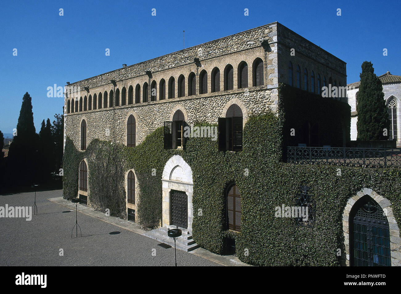 CATALUÑA. PERALADA. Exterior de la biblioteca y museo del CASTILLO-PALACIO. Conserva algunos elementos góticos pero la mayor parte del castillo pertenece a los S. XVI y XVII (S. XVI-S. XVII). Comarca de l'Alt Empordà. Provincia de Girona. Stock Photo