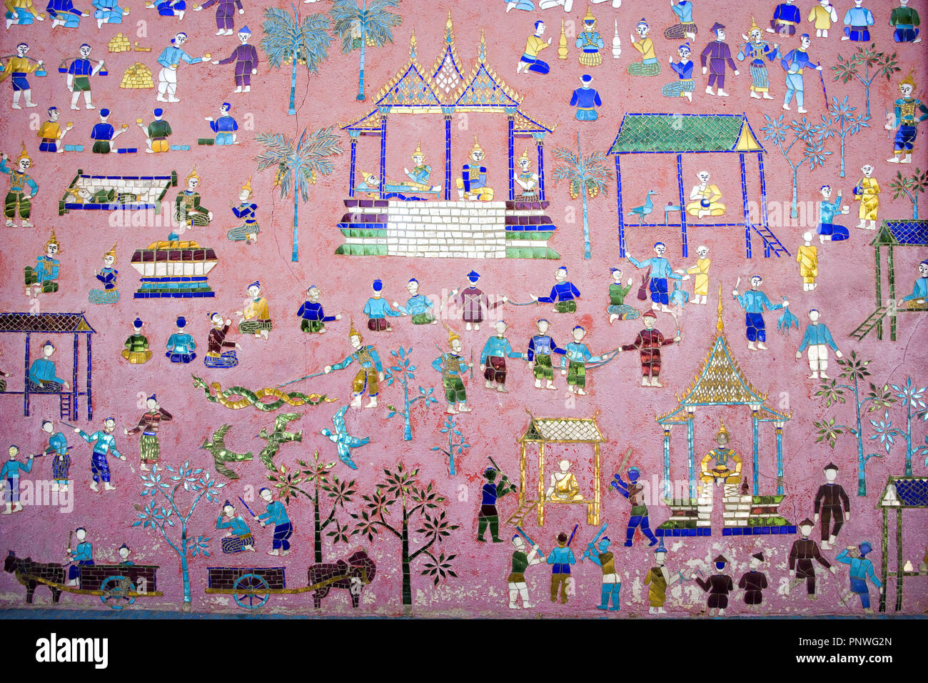 ARTE ASIATICO. LAOS. TEMPLO DE WAT XIENG THONG Construído en el siglo XVI por el rey SETTHATHIRAT (1534-1572). SANTUARIO DE BUDA RECLINADO o CAPILLA ROJA. Detalle de los MOSAICOS del exterior. LUANG PRABANG (Patrimonio de la Humanidad) . Stock Photo