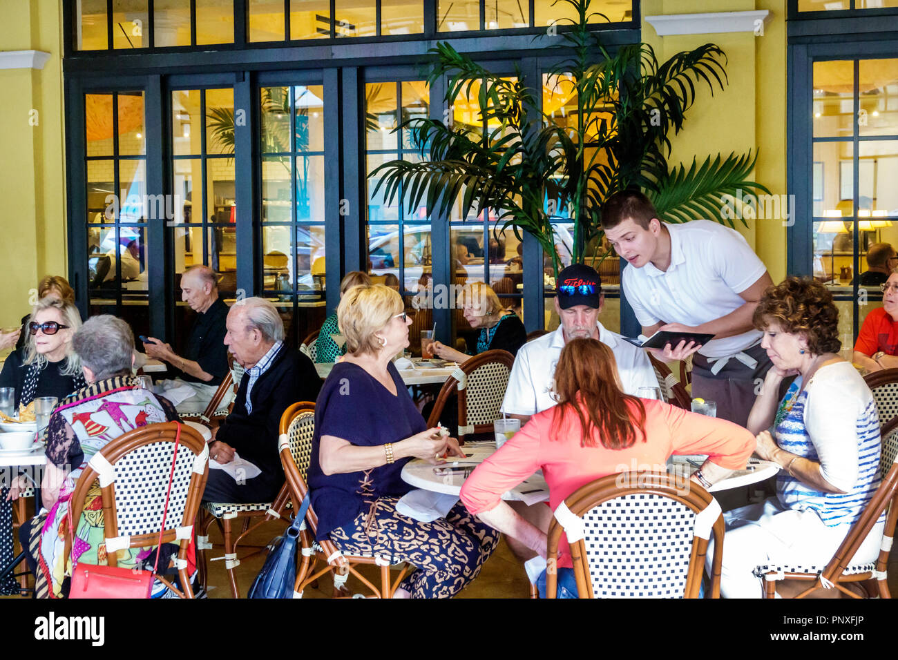 West Palm Beach Florida,City Place CityPlace,Brio Tuscan Grille,restaurant  restaurants food dining cafe cafes,tables,man men male,waiter waiters serve  Stock Photo - Alamy