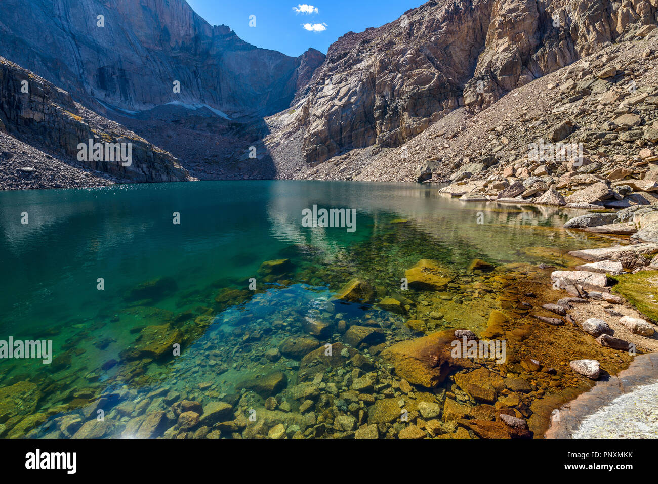 Summer Alpine Lake - Clear and colorful Chasm Lake surrounded by steep mountain ridges, Rocky Mountain National Park, Colorado, USA. Stock Photo