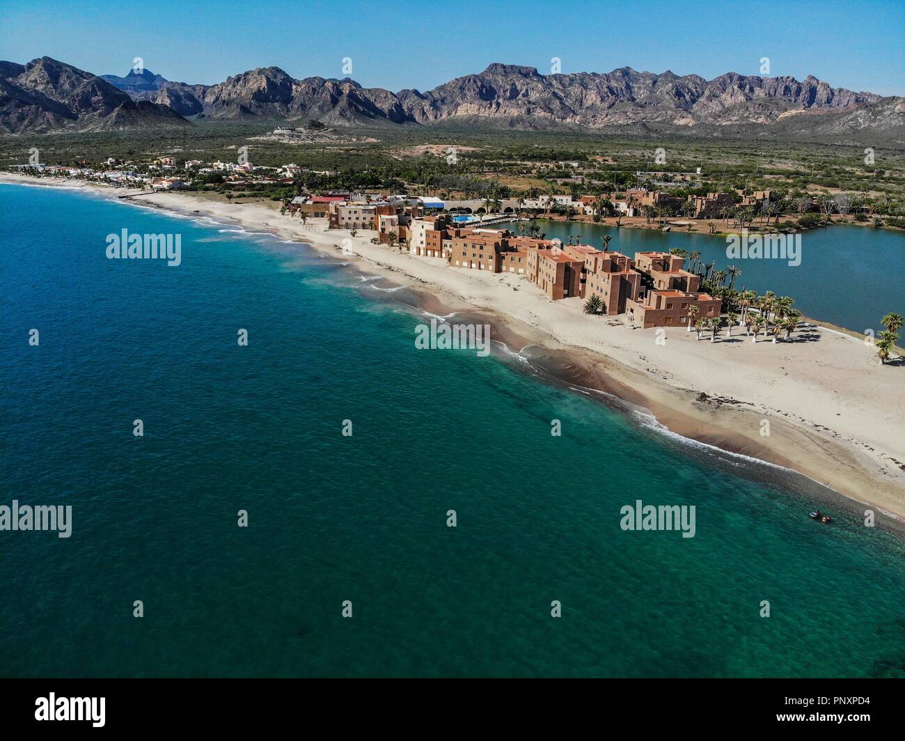 Vista aérea de paisaje de arena, mar y condominos en la playa turistica