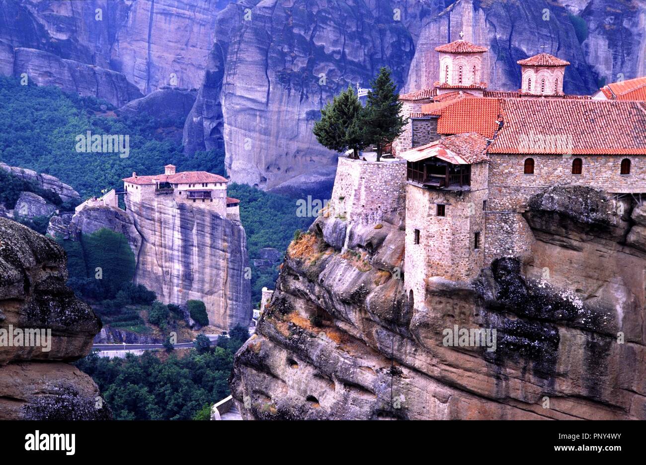 Monasterios ortodoxos de Vaarlam y Hagia Varvara rousanou  (sXIV). Castracio.Meteora. Tesalia.Grecia. Stock Photo