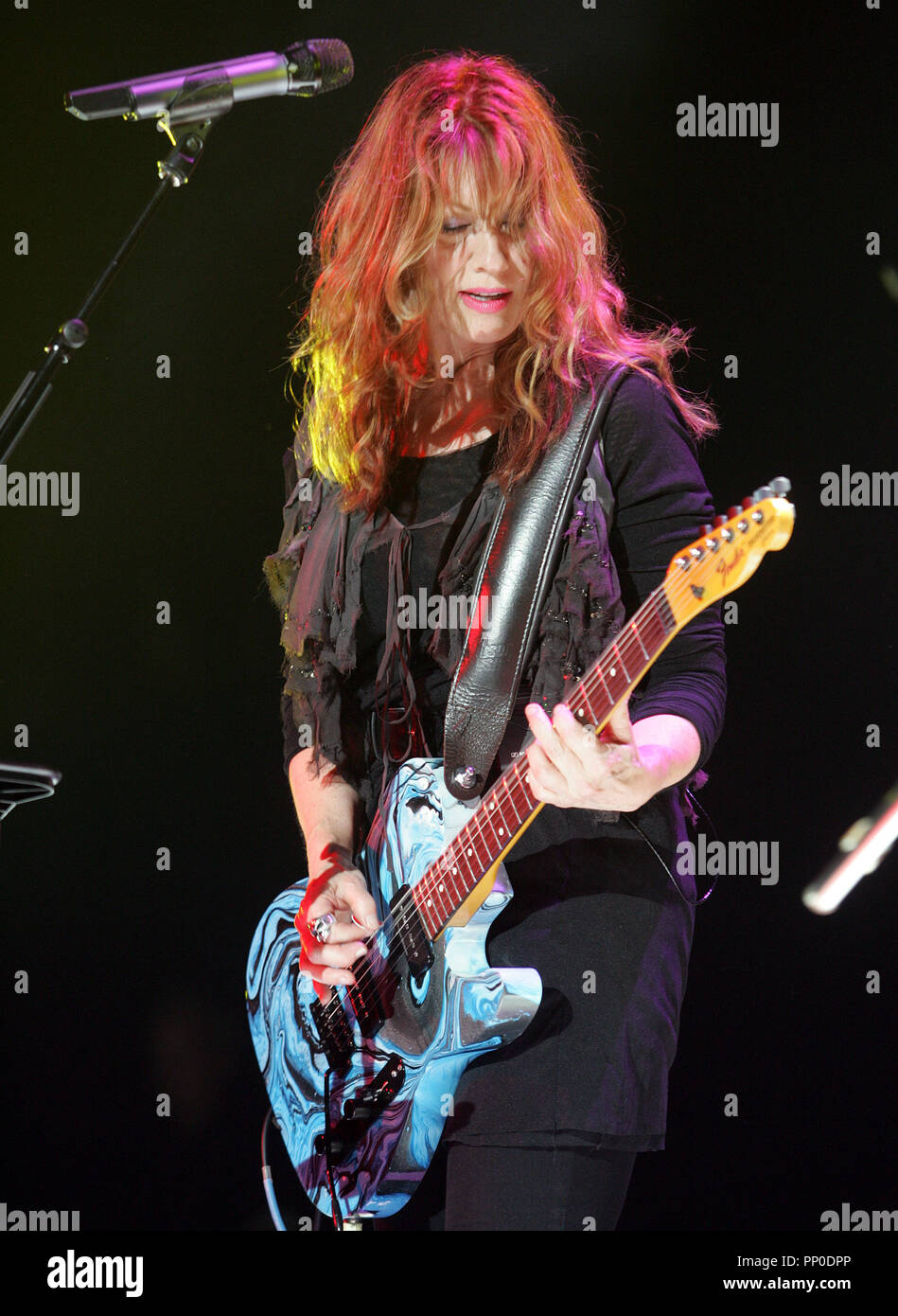 hennemusic: Heart guitarist Nancy Wilson debuts Walk Away video