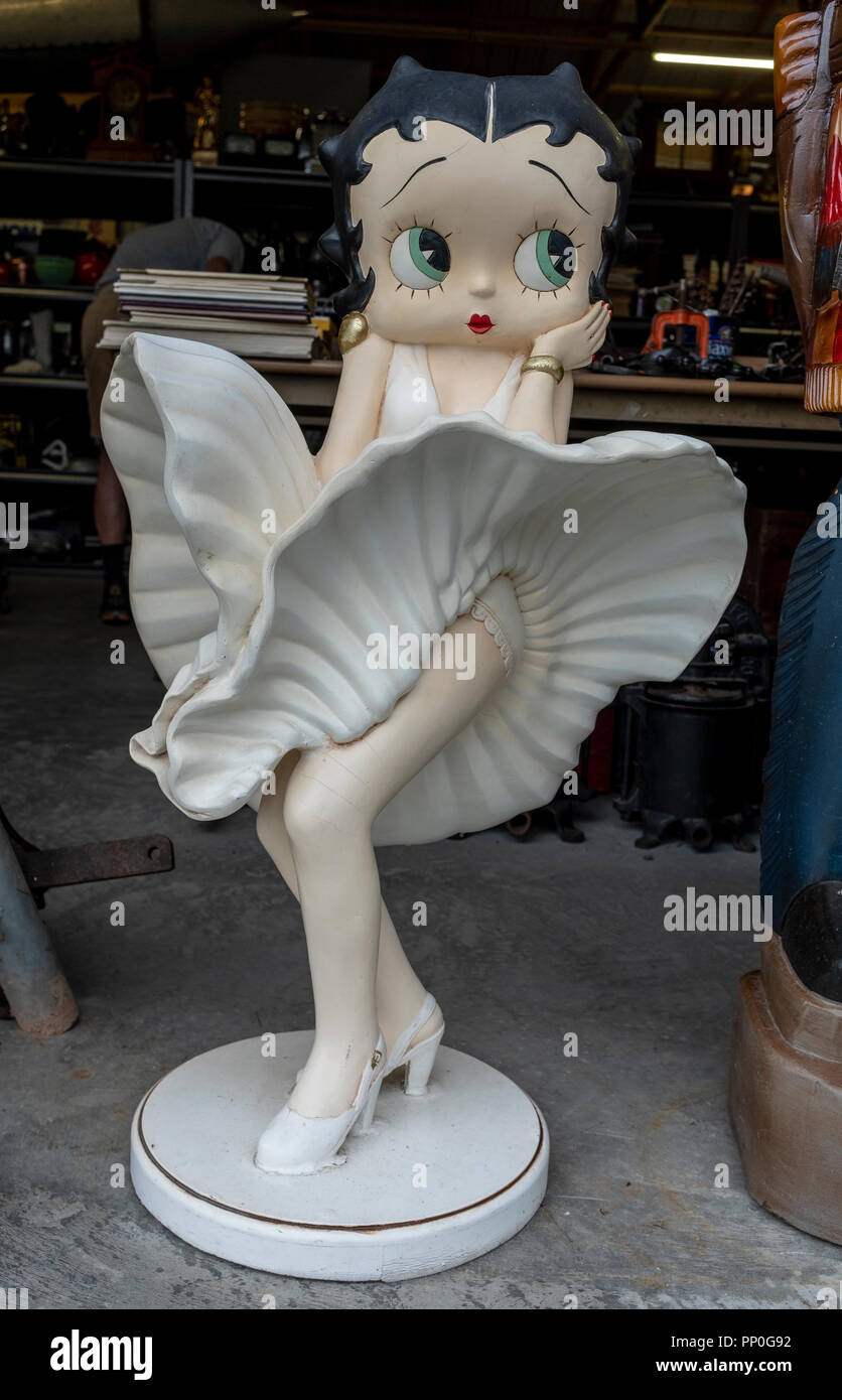 supreme betty boop statue