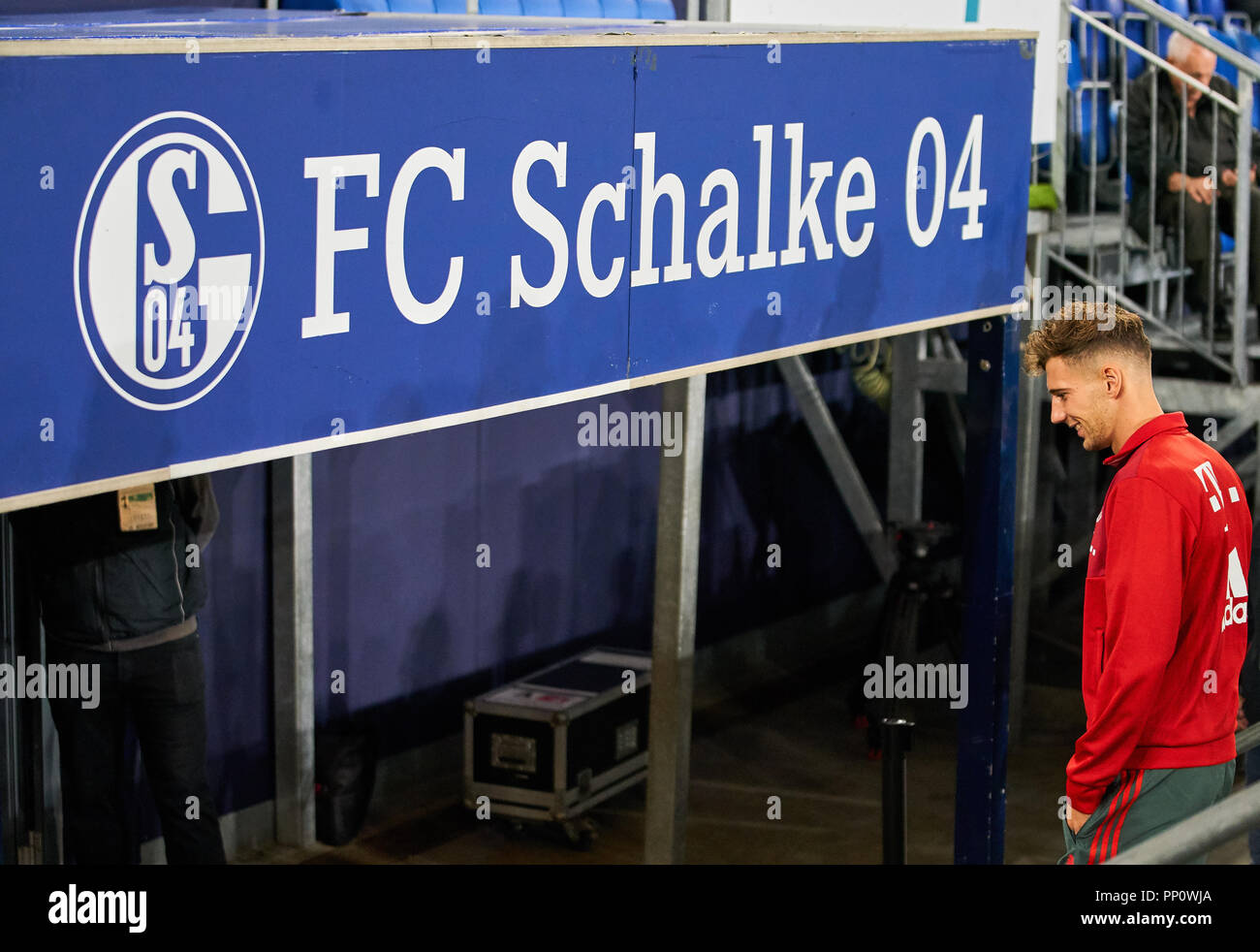 Gelsenkirchen, Germany. 22 September 2018. Leon GORETZKA, FCB 18 back at his home club, half-size, portrait, FC SCHALKE 04 - FC BAYERN MUNICH - DFL REGULATIONS PROHIBIT ANY USE OF PHOTOGRAPHS as IMAGE SEQUENCES and/or QUASI-VIDEO - 1.German Soccer League , Gelsenkirchen, September 22, 2018, Season 2018/2019, matchday 4 © Peter Schatz / Alamy Live News Stock Photo