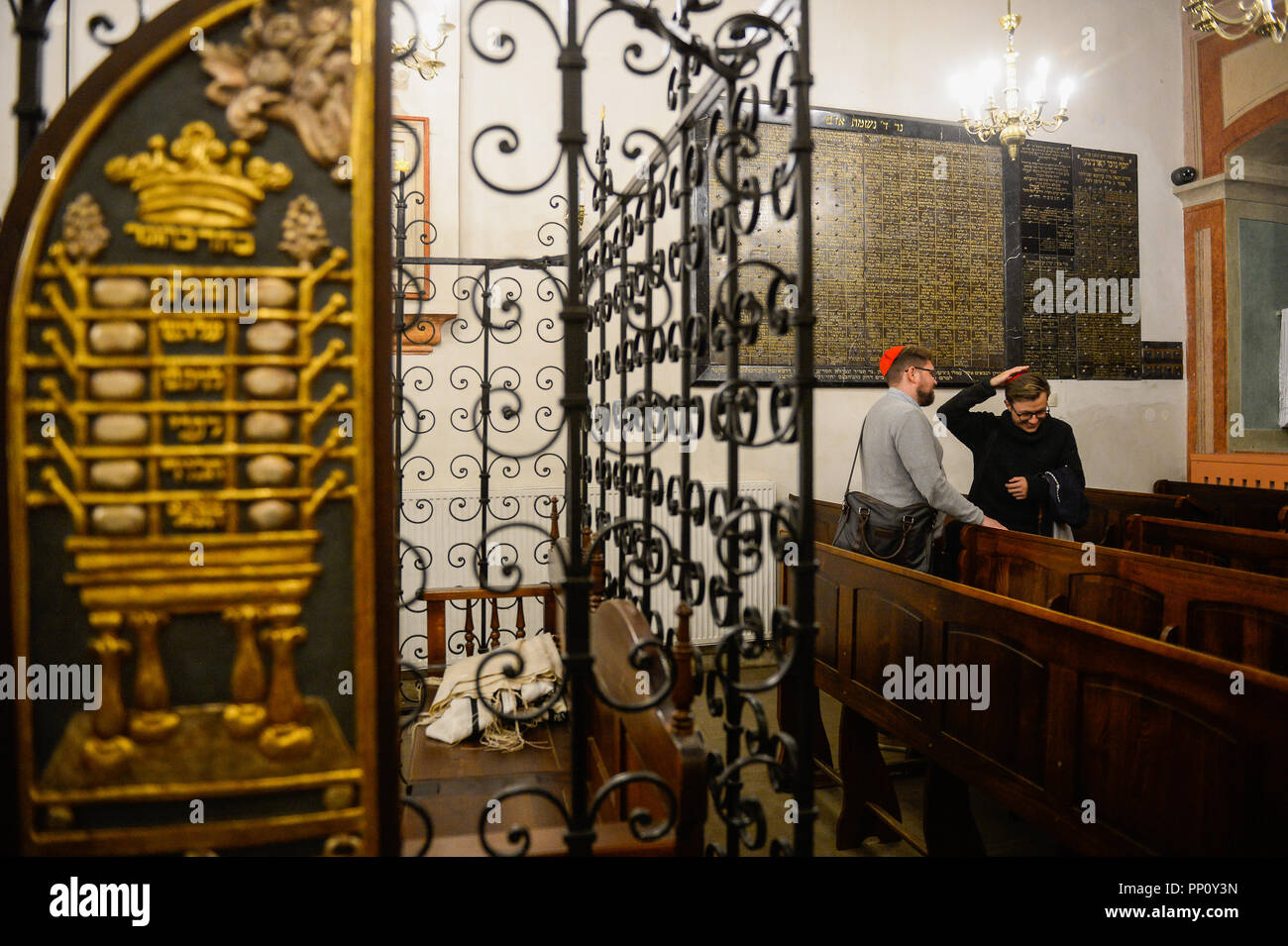 Krakow, Poland. 22nd Sep, 2018. Guests are seen inside the Synagogue Remu at Kazimierz, Krakow's historic Jewish quarter during the Night of the Temples.The Night of the Temples is organized as part of the celebration of the Day against Religious Intolerance and Islamophobia, the International Day of Peace and the Day of Prayer for Peace. Religious temples of various denominations in Warsaw, Poznan, Krakow, Gdansk and Lodz prepared lectures, discussions and concerts for the guests. Credit: Omar Marques/SOPA Images/ZUMA Wire/Alamy Live News Stock Photo