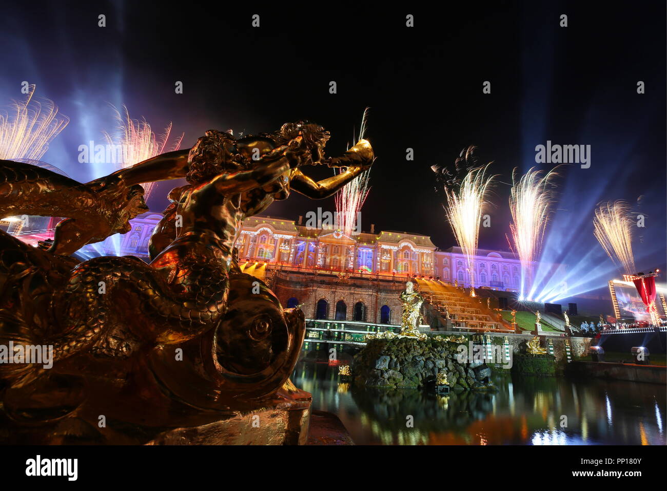 Peterhof: closing of fountains - the main holiday of the St. Petersburg autumn Peterhof: closing of fountains - the main holiday of the St. Petersburg autumn