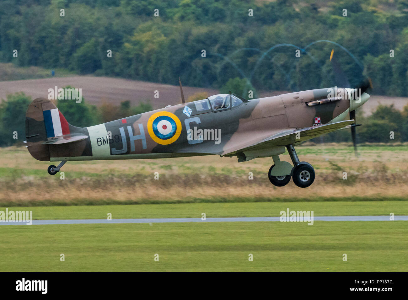 Duxford, UK. 22nd Sep, 2018. 18 Spitfires take off from the grass ...