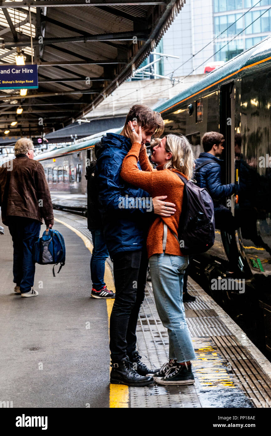 Paddington Railway Station, London, UK weather. 23rd September 2018. Lovers say an emotional goodbye on platform one. Credit: Richard Wayman/Alamy Live News Stock Photo
