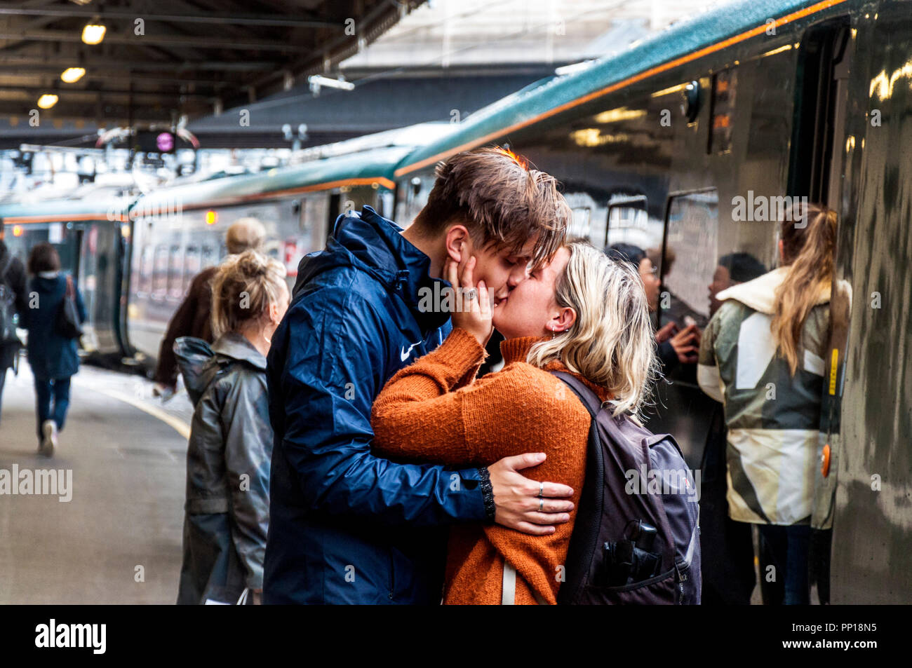 Paddington Railway Station, London, UK weather. 23rd September 2018. Lovers say an emotional goodbye on platform one.  Credit: Richard Wayman/Alamy Live News Stock Photo