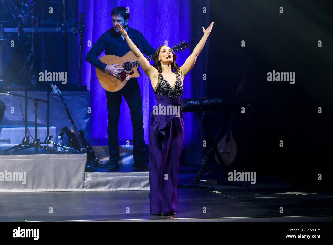 Concert female vocalist musician band hi-res stock photography and images -  Page 2 - Alamy