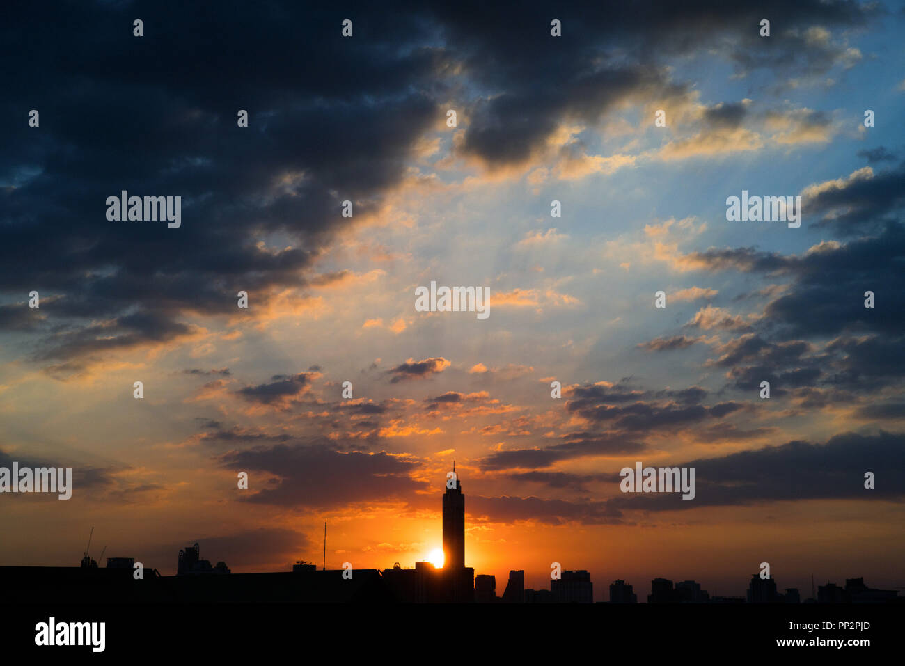 Downtown building with sun behind hi-res stock photography and images ...
