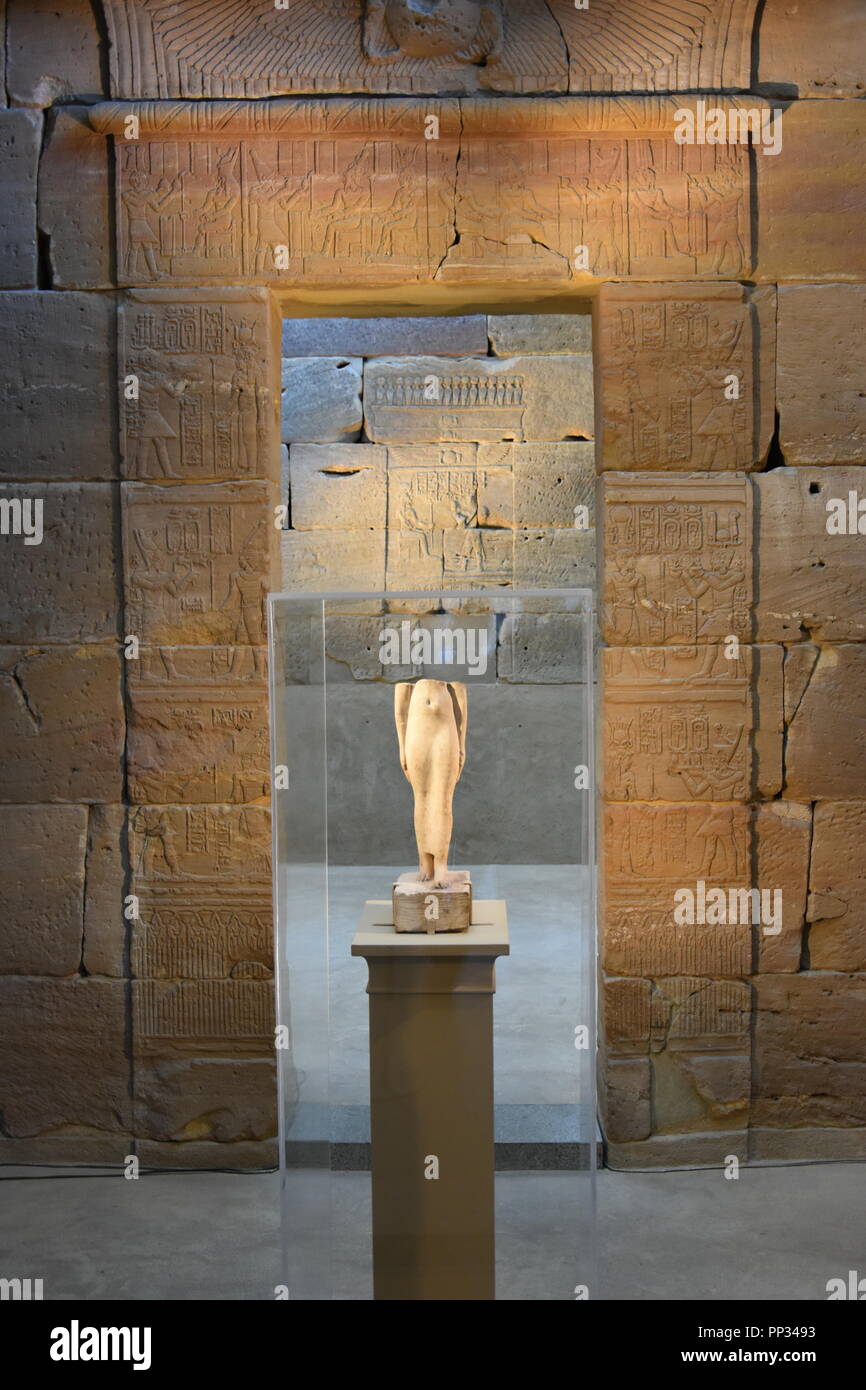 The iconic MET, Metropolitan Museum of Art, in Central Park, New York ...