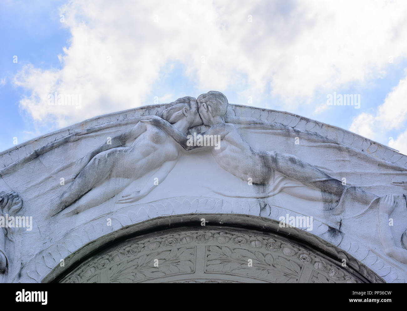 Statue of men and women kissing Stock Photo Alamy