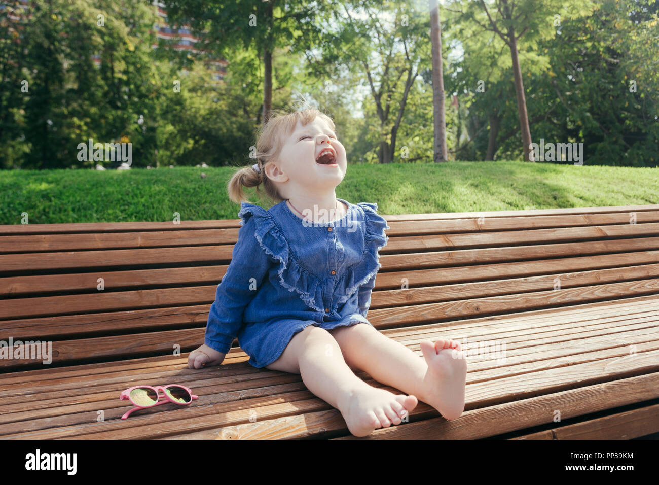 Человек сидит смеется. Человек сидит расслабленно. Сижу смеюсь. Обезьяна устал. Сижу смеюсь.
