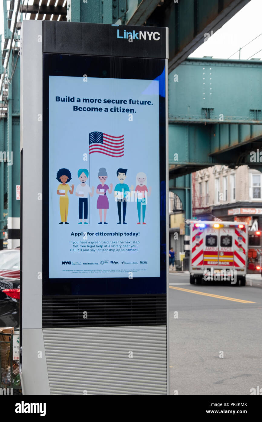 A Spanish language message on a LINK NYC screen encouraging immigrants with green cards to register to vote. In Queens, NYC Stock Photo