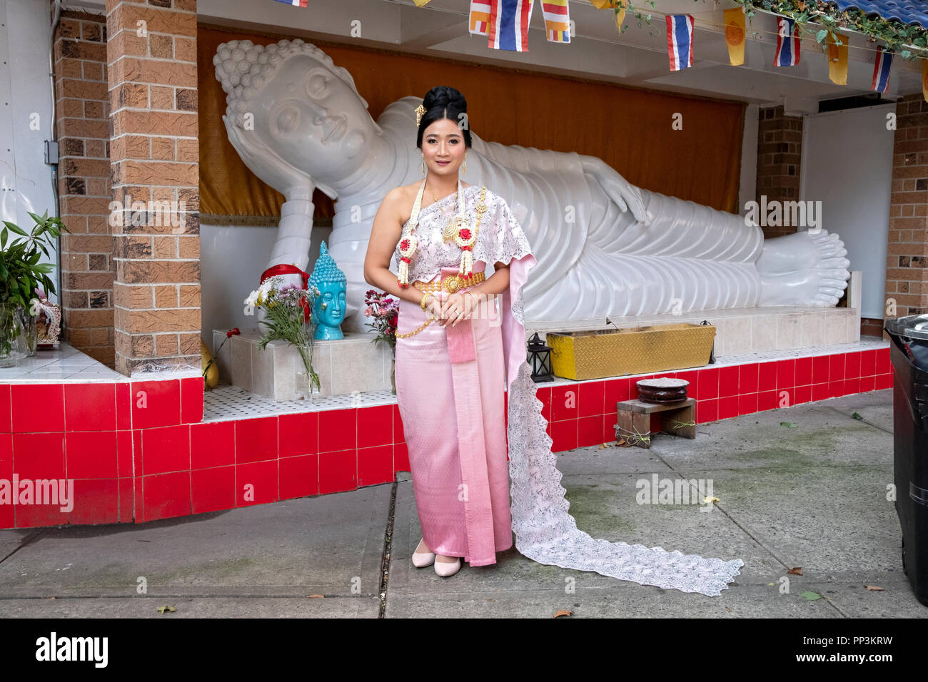 https://c8.alamy.com/comp/PP3KRW/portrait-of-a-beautiful-thai-buddhist-bride-just-after-her-weeding-in-front-of-a-statue-of-buddah-in-elmhurst-queens-new-york-city-PP3KRW.jpg