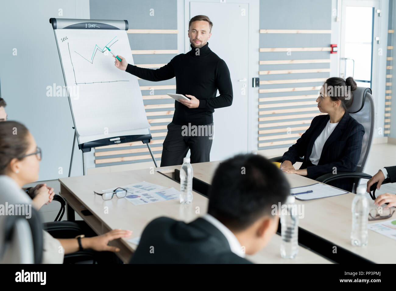 Someone One Reporting Reporting team hi-res stock photography and images - Alamy