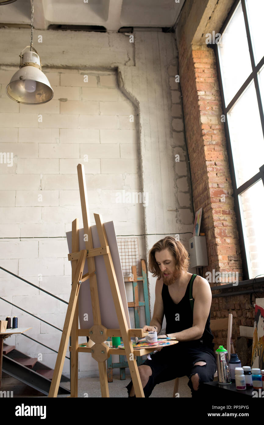 Artist male easel hi-res stock photography and images - Alamy