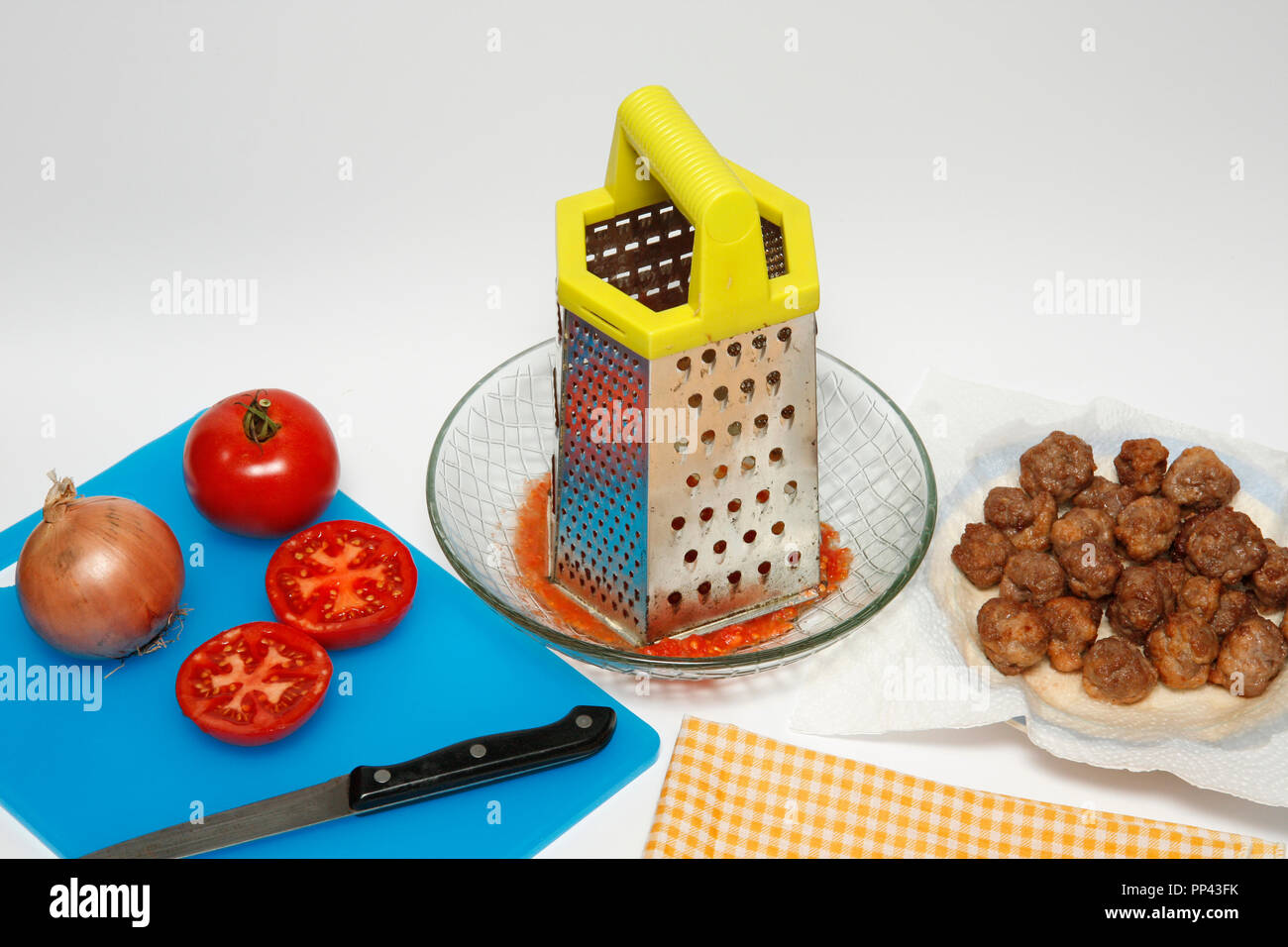 Spaghetti with meatballs. Step by step. Prepared dish: BWCDG9 Stock Photo