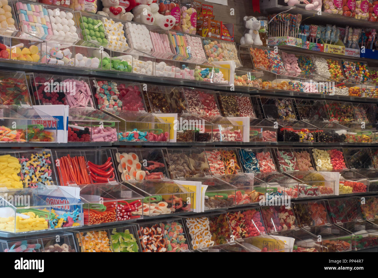 https://c8.alamy.com/comp/PP44R7/display-of-pick-and-mix-sweets-in-shop-sardinia-italy-PP44R7.jpg