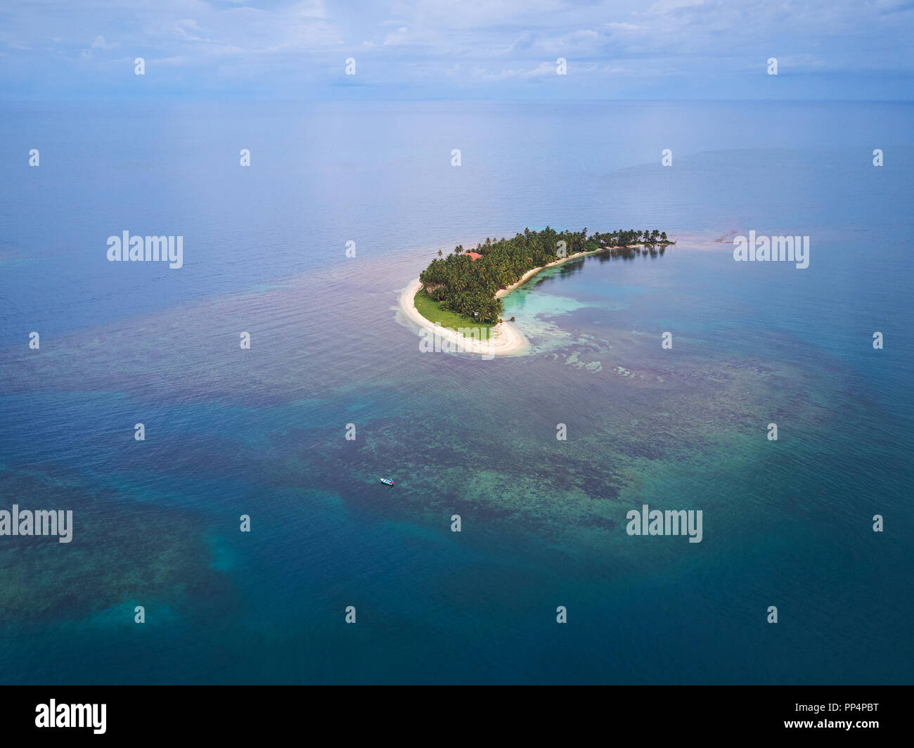 Island paradise aerial hi-res stock photography and images - Alamy