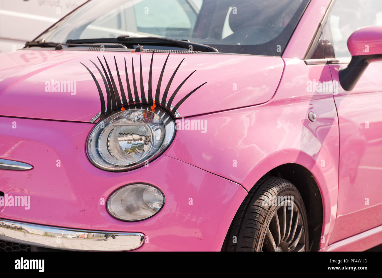 rosafarbenes Auto mit Wimpern Stockfoto 481724914