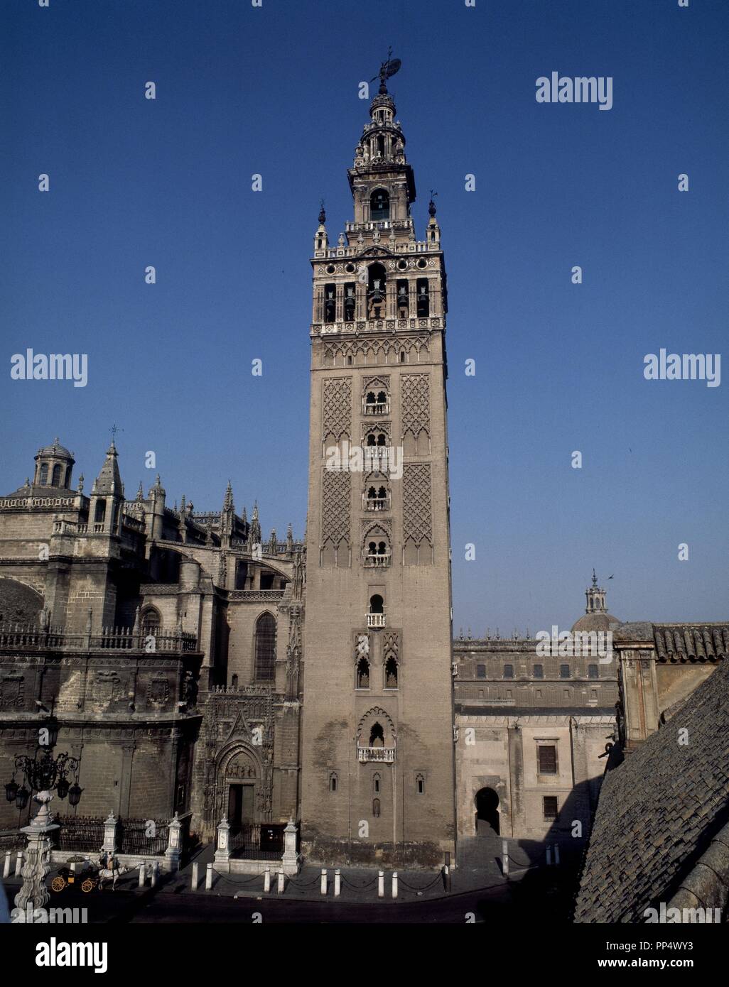 LA GIRALDA - TORRE ALMOHADE DE 1198 Y REMATE RENACENTISTA CONSTRUIDO EN 1558. Location: CATEDRAL-EXTERIOR. SPAIN. Stock Photo