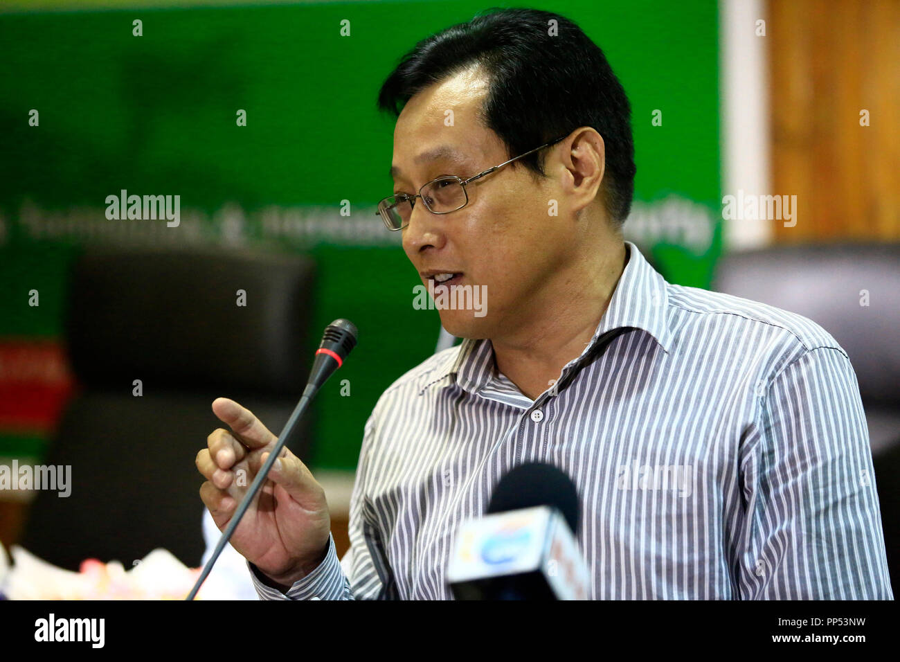 Khartoum, Sudan. 23rd Sep, 2018. Zhang Lei, a leading Chinese cotton breeding expert, speaks at the workshop in Khartoum, Sudan, on Sept. 23, 2018. Chinese and Sudanese agricultural experts held a workshop on Sunday in Khartoum, capital of Sudan, to promote cotton breeding and seeds production in the African country. Credit: Mohamed Khidir/Xinhua/Alamy Live News Stock Photo