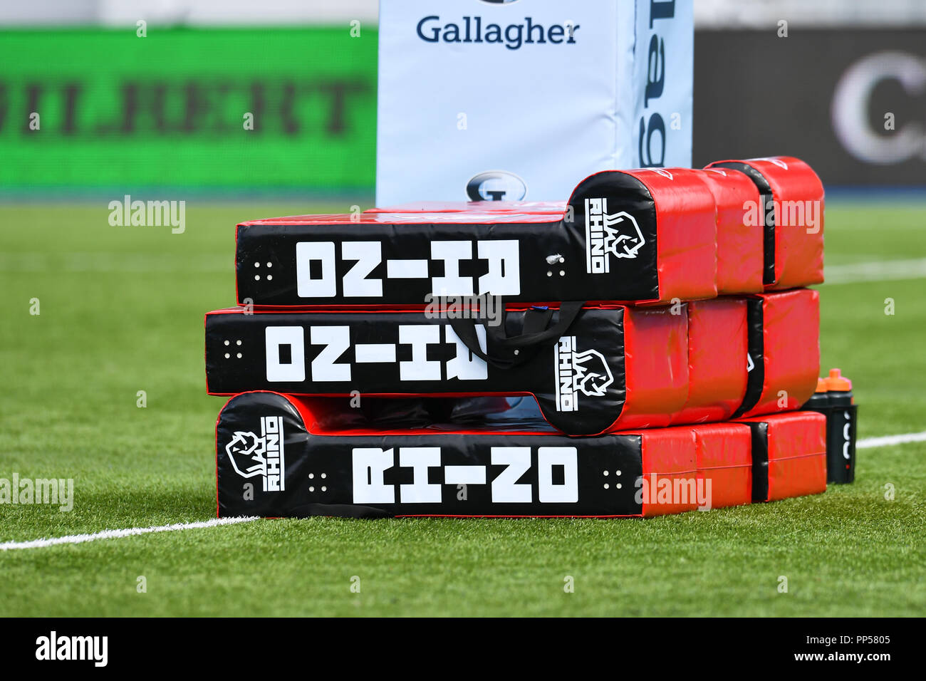 London, UK. 23rd Sept 2018. Gloucester tacking bags during Gallagher Premiership match between Saracens and Gloucester Rugby at Allianz Park on Sunday, 23 September 2018. LONDON ENGLAND. (Editorial use only, license required for commercial use. No use in betting, games or a single club/league/player publications.) Credit: Taka Wu/Alamy Live News Stock Photo