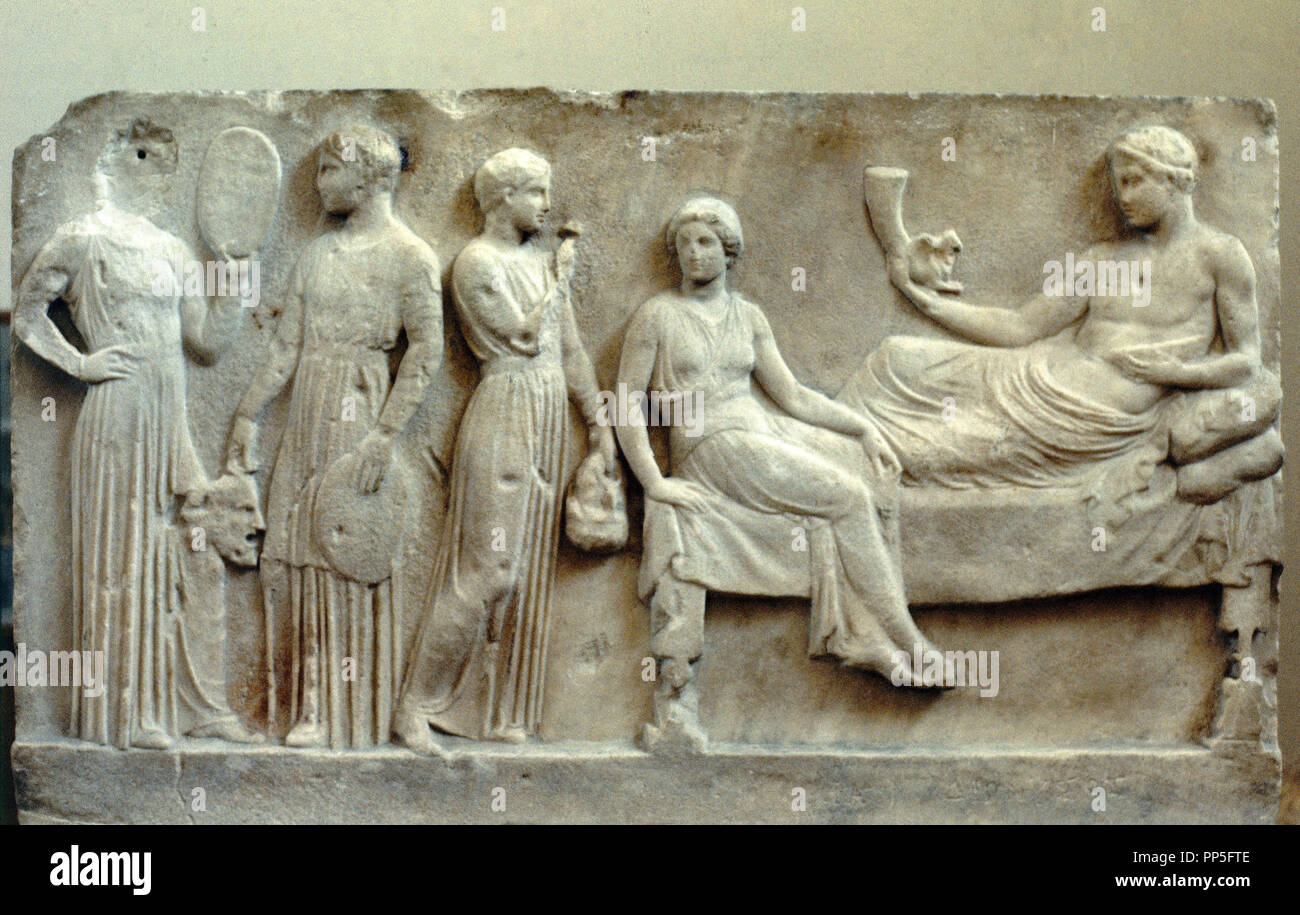 RELIEVE DE LOS ACTORES - 410 AC - ESCULTURA GRIEGA. Location: MUSEO  ARQUEOLOGICO-ESCULTURA. ATHENS Stock Photo - Alamy