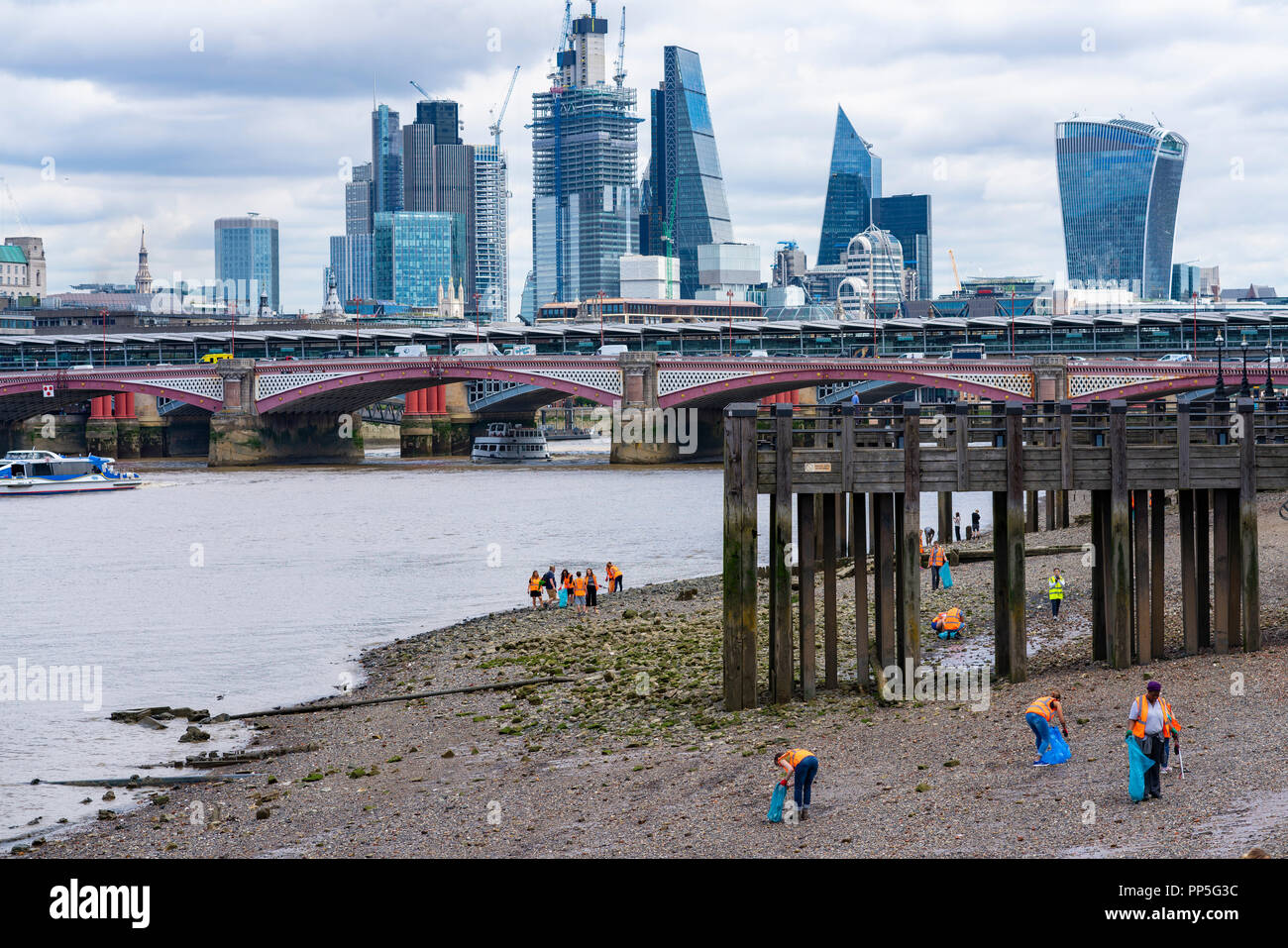 Cleaning The River Thames Hi Res Stock Photography And Images Alamy