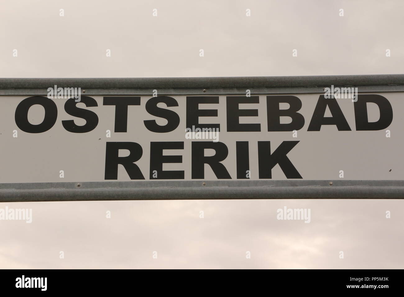 Namensschild 'Ostseebad Rerik' auf de Seebrücke bei Rerik an der Ostsee Stock Photo