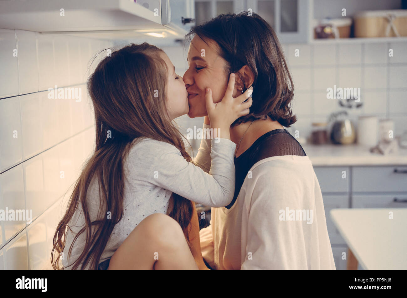 Лизбиянки перевод русский. Мама с дочкой поцелуй. Мама целует дочь. Молодые лесбияночки на кухне. Мать и дочь поцелуй с языком.