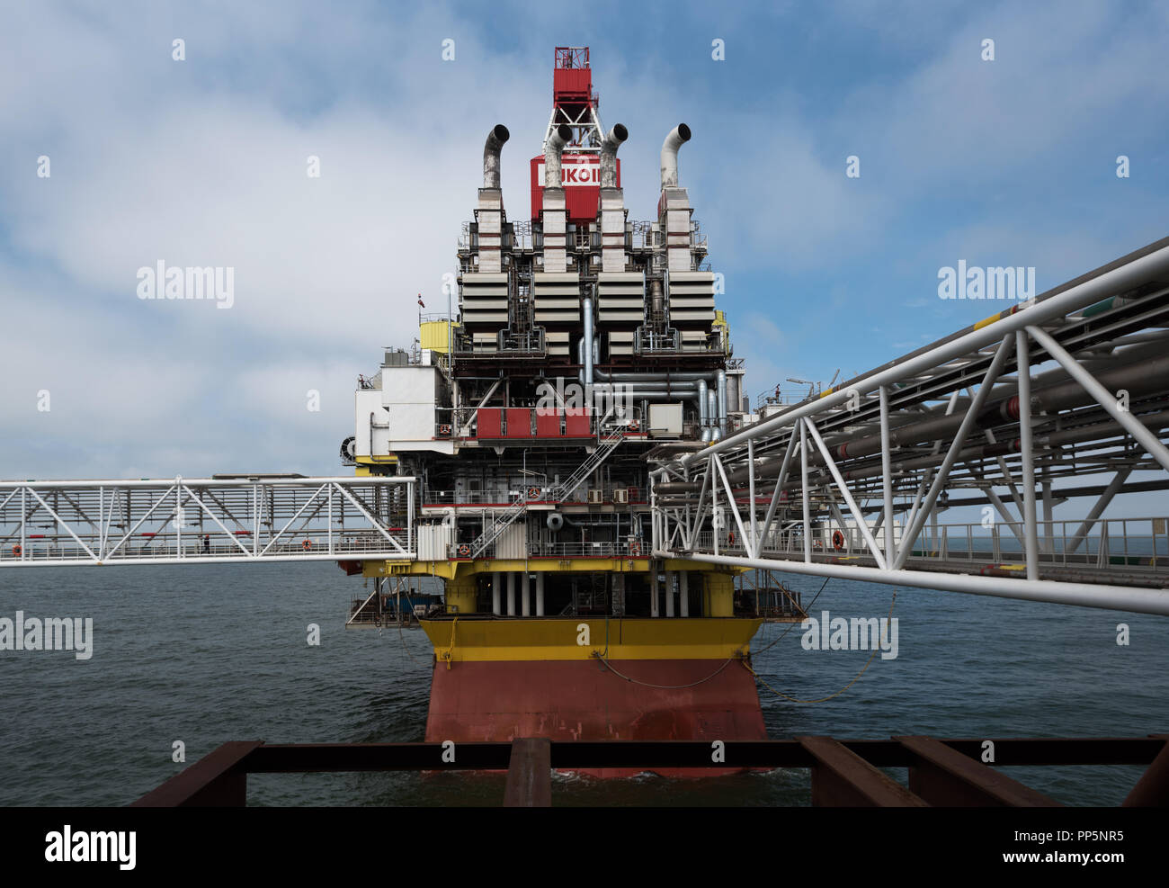Oil rig russia caspian sea hi-res stock photography and images - Alamy