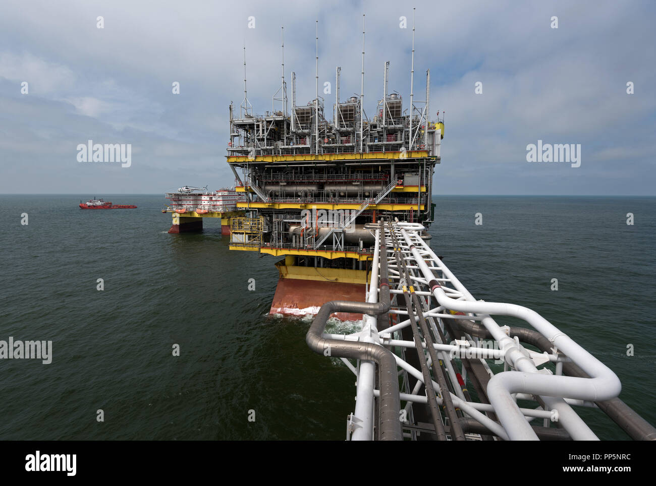 Oil rig russia caspian sea hi-res stock photography and images - Alamy