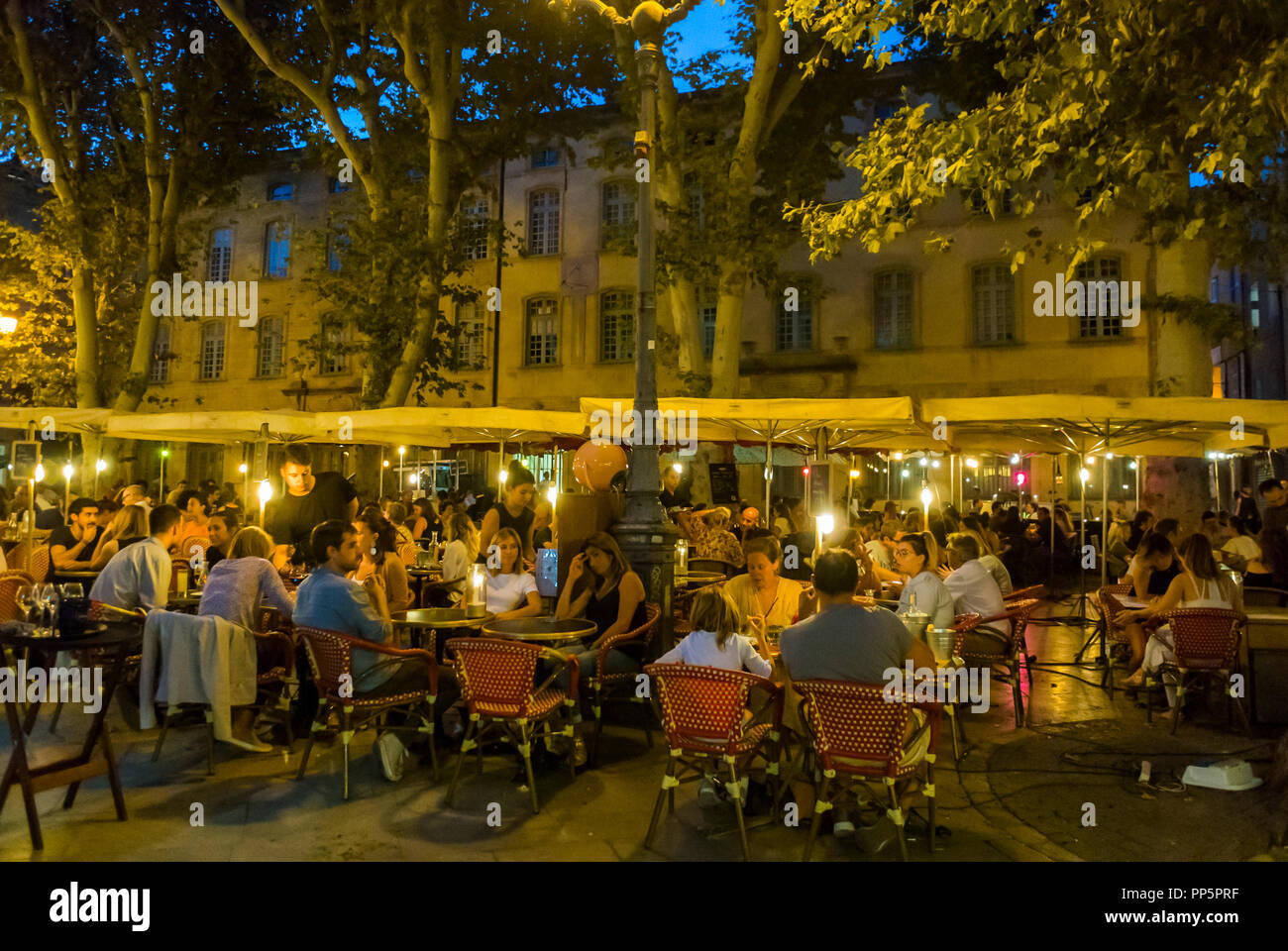 Crowd people sharing meals hi-res stock photography and images - Alamy