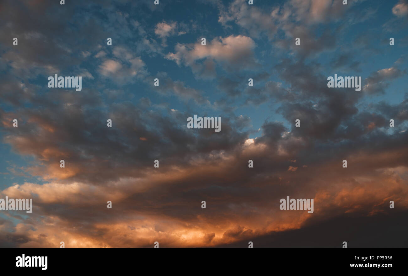 Cloud formations in the blue sky at sunset. (Photo: Luis Gutierrez / NortePhoto). Formaciones de nubes en el cielo azul al atardecer. (Photo: Lui Stock Photo